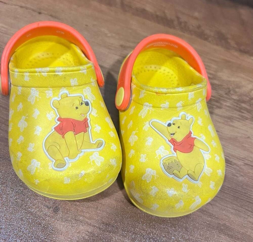 Disney Winnie the Pooh Baby Toddler Yellow Clogs with Honeybee Pattern Size 3